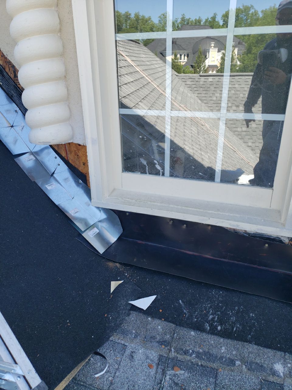 Estate home stucco work alongside GAF Timberline HDZ installation